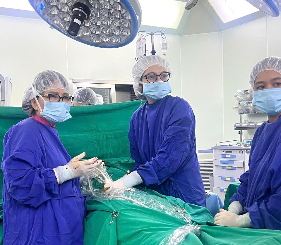 Bác sĩ Đinh Thị Hiền Lê (ngoài cùng bên trái) và ê-kíp thực hiện ca truyền máu bào thai.