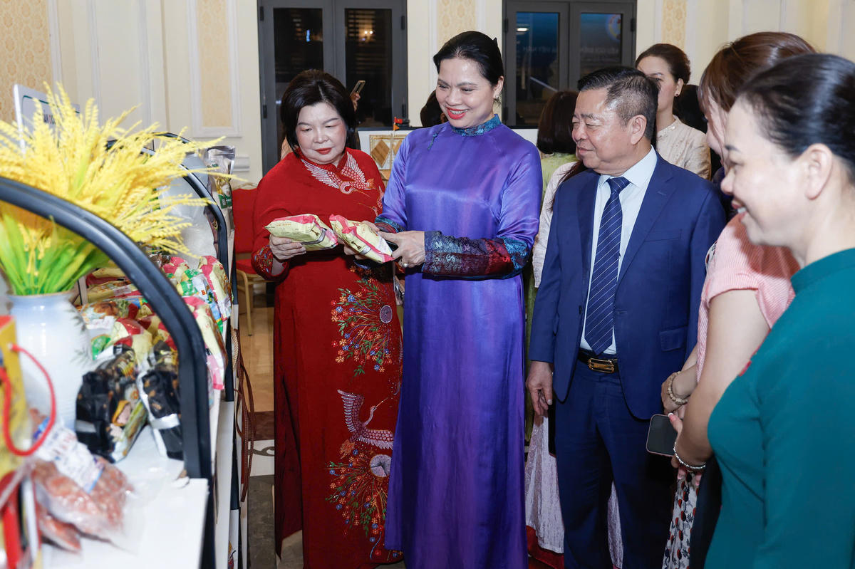 Phó Chủ tịch - Tổng Thư ký UBTƯ MTTQ Việt Nam Hà Thị Nga và các đại biểu tham quan gian trưng bày tại lễ kỷ niệm. Ảnh: Quang Vinh