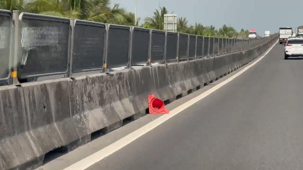 Những mảnh rác thải nằm vương vãi trên cao tốc Trung Lương – Mỹ Thuận đang tiềm ẩn nguy cơ tai nạn. (Ảnh: Trung Ngãi).