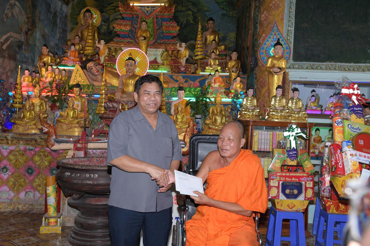Thứ trưởng Bộ Dân tộc và Tôn giáo Y Thông tặng quà đến Hòa thượng Dương Quân, Phó Chủ tịch Hội Đoàn kết sư sãi yêu nước tỉnh Cà Mau nhân chuyến thăm và chúc mừng Tết Chôl chnăm Thmây. Ảnh: Nguyên Du