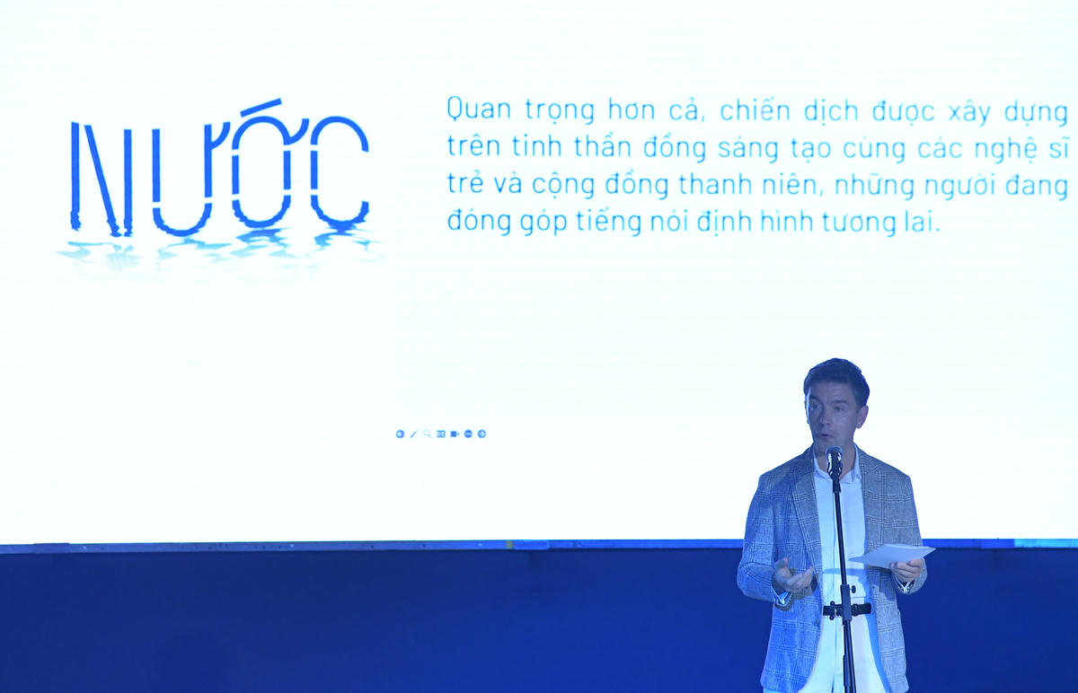 Phát biểu tại sự kiện, ông Julien Guerrier Đại sứ Liên minh châu Âu tại Việt Nam cho biết: EU đã và đang đồng hành cùng Việt Nam trong quá trình thúc đẩy chuyển đổi xanh và ứng phó với biến đổi khí hậu thông qua nhiều lĩnh vực hợp tác khác nhau. Trên hành trình đó, thế hệ trẻ đóng vai trò vô cùng quan trọng. Dù dưới bất kỳ hình thức nào, từ sáng tạo nghệ thuật đến các sáng kiến trong cộng đồng, họ đang ngày càng chủ động thể hiện quan điểm và đóng góp vào các giải pháp cho những thách thức chung.