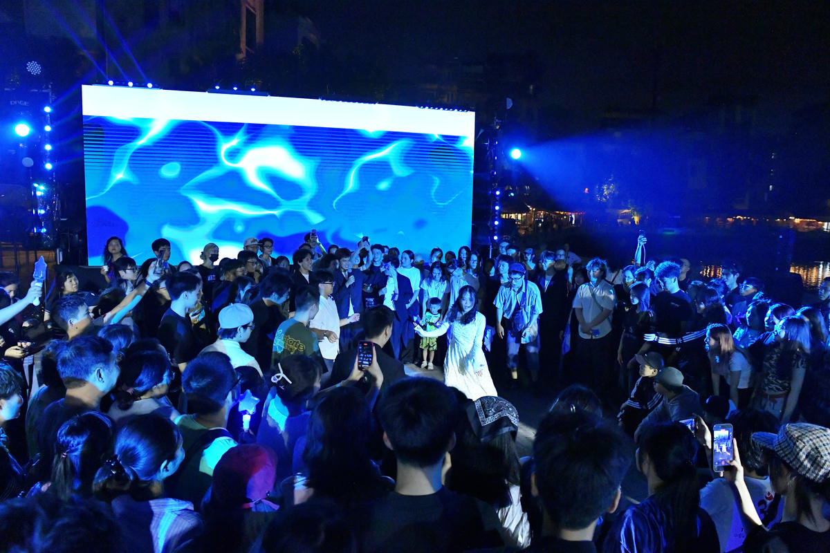 Ánh sáng xanh của "Nước" là chủ đạo xuyên suốt sự kiện.