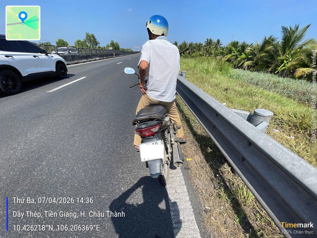 Một người đàn ông điều khiển xe vào cao tốc Trung Lương – Mỹ Thuận vào chiều 7/4. Ảnh CTV 