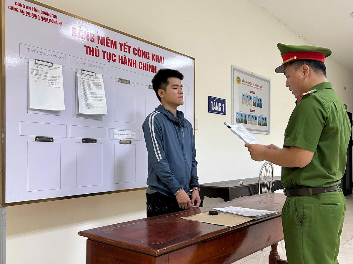 Công an TP Đà Nẵng đọc quyết định bắt đối tượng&nbsp;Phan Gia Huy. Ảnh: CV.