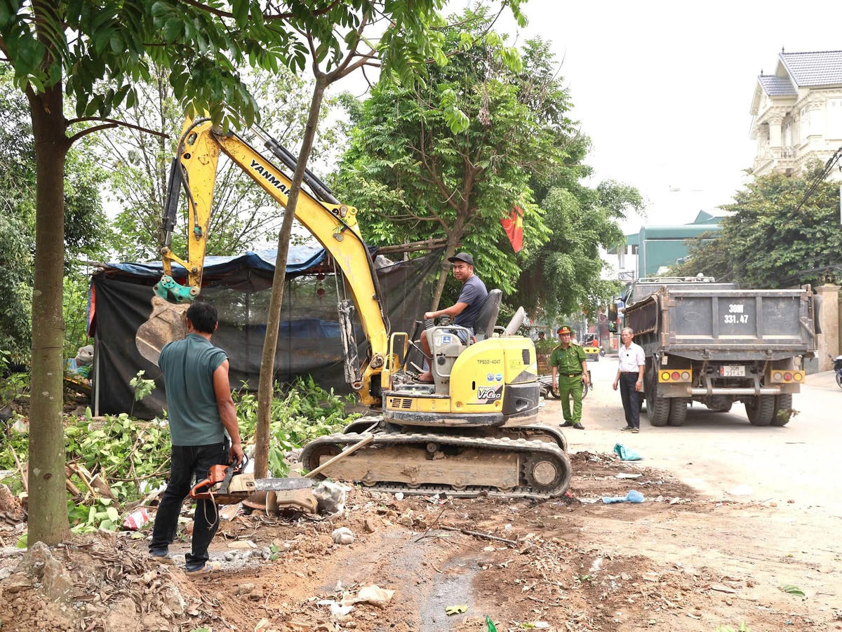 Những điểm “đen” về rác thải, phế liệu trên đường phố cũng được lực lượng chức năng thu gom và xử lý trả lại cảnh quang đô thị xanh – sạch – đẹp.