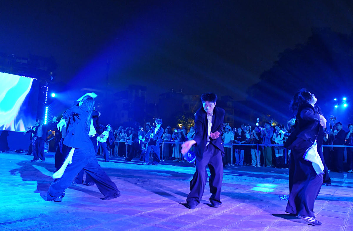 Trong cấu trúc biên đạo của "Nước", các chuyển động không dừng lại ở biểu đạt cá nhân, mà được phát triển dựa trên sự tương tác và đồng nhịp của tập thể. Từ những chuyển động nhỏ, dòng chảy được hình thành, tích lũy và lan rộng, gợi mở một cách nhìn rằng những thay đổi lớn không đến từ một nỗ lực đơn lẻ, mà từ sự chung tay của các cộng đồng, thế hệ liên ngành.