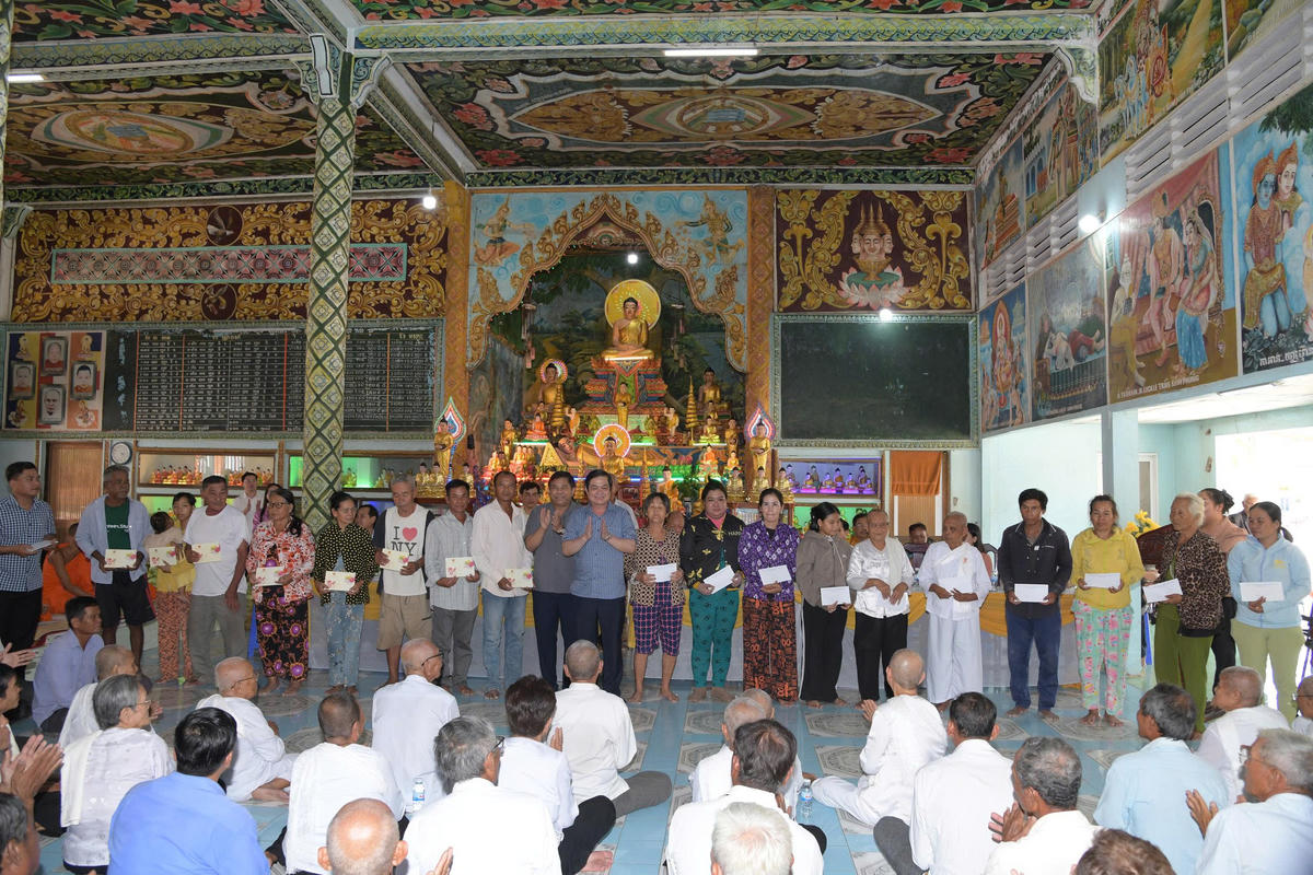 Phó Chủ tịch UBND tỉnh Cà Mau Huỳnh Chí Nguyện tặng quà các hộ gia đình Khmer có hoàn cảnh khó khăn trên địa bàn phường Hiệp Thành. Ảnh: Nguyên Du