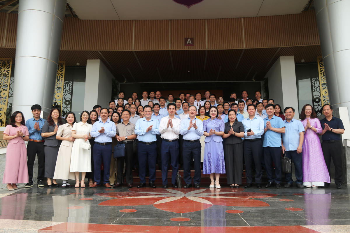 Phó Chủ tịch UBTƯ MTTQ Việt Nam, Chủ tịch Trung ương Hội Nông dân Việt Nam Lương Quốc Đoàn chụp ảnh lưu niệm cùng các đại biểu và học viên.