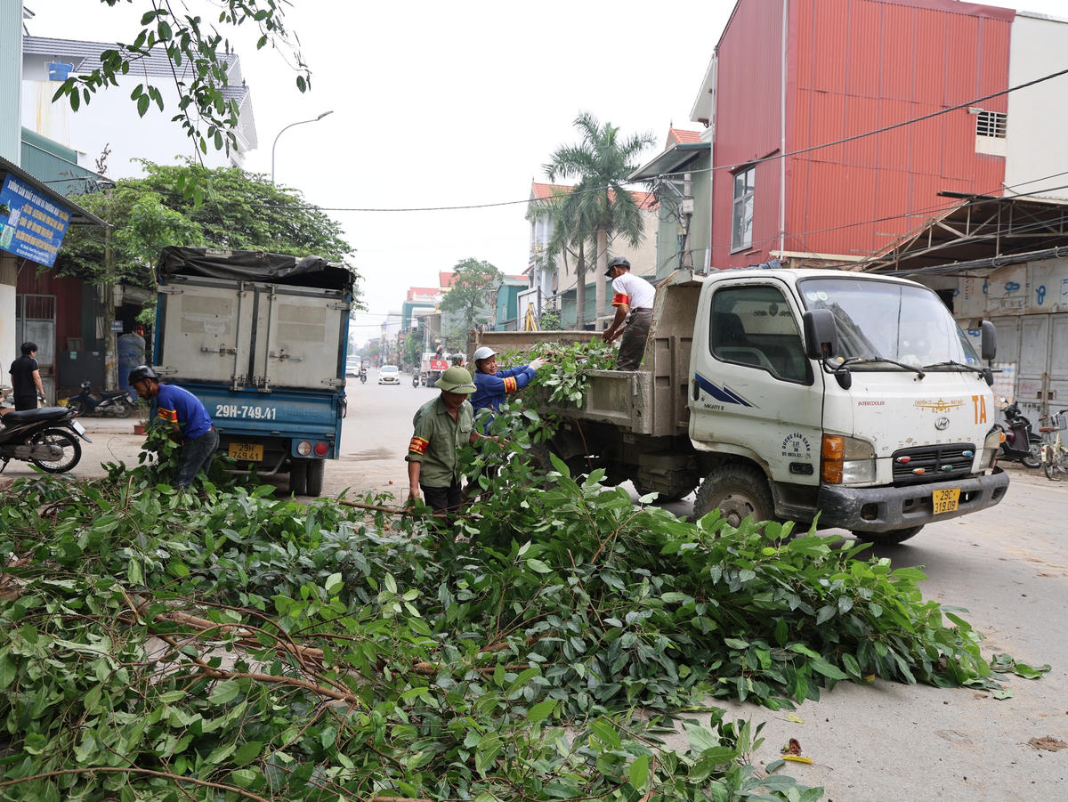 Những cây xanh gây cản trở cho giao thông cũng được lực lượng chức năng cắt tỉa gọn gàng tạo vẻ thoáng, rộng cho con đường.