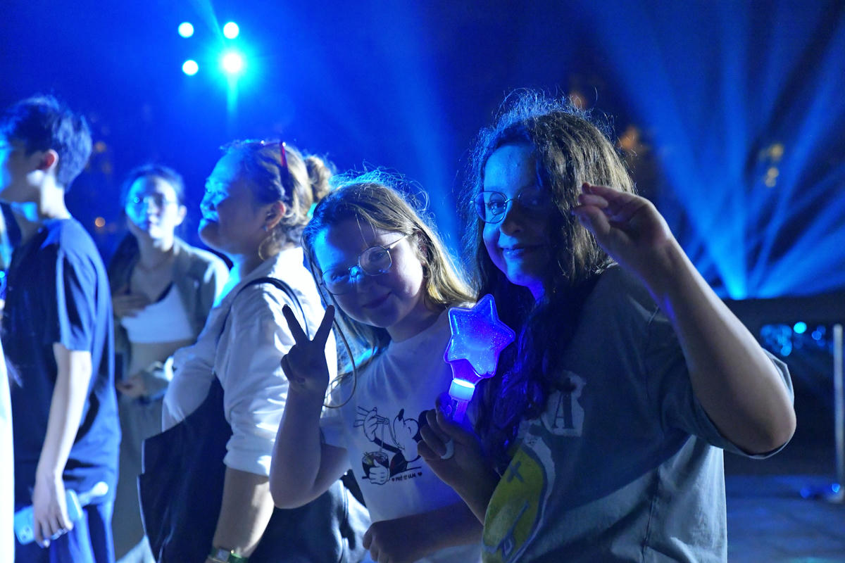 Em bé nước ngoài thích thú khi tham gia sự kiện.