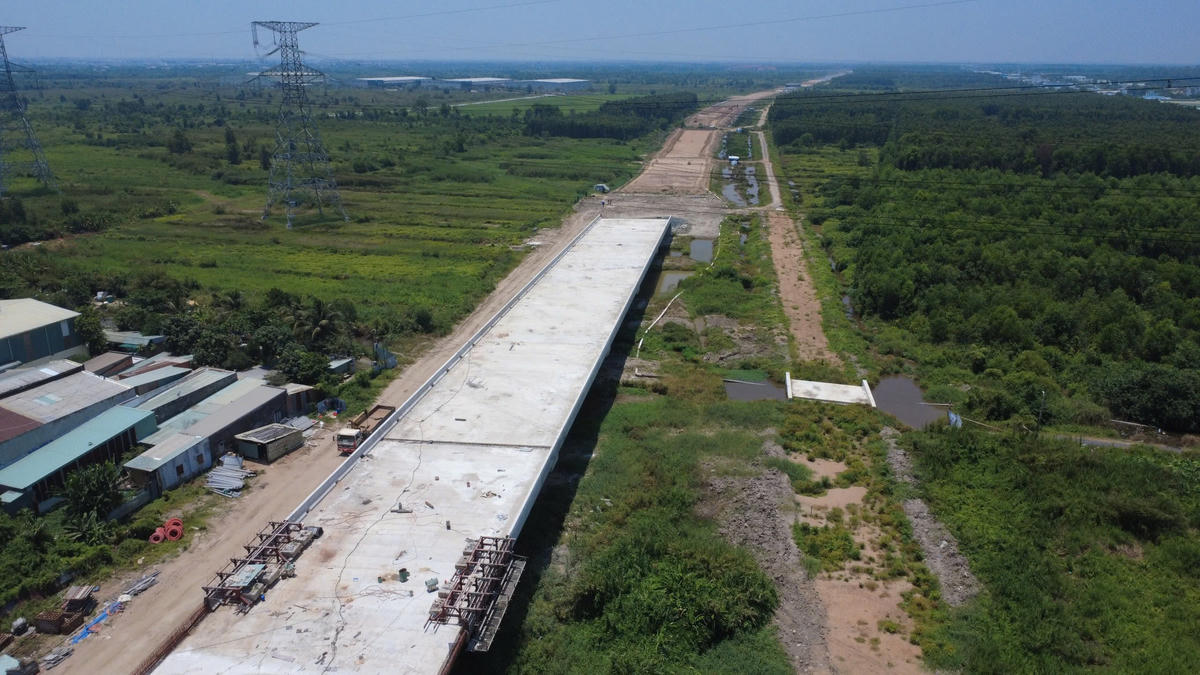 Liền kề đó là đoạn đường Vành đai 3 TP Hồ Chí Minh vẫn còn khá sơ sài. Đây là khu vực thi công chậm nhất trong toàn bộ dự án. Ảnh: Đ.Xá.