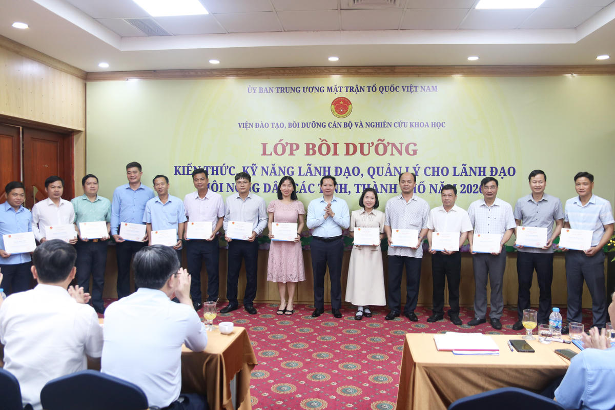 TS Nguyễn Khắc Toàn – Viện trưởng Viện Đào tạo, bồi dưỡng cán bộ và nghiên cứu khoa học&nbsp;trao Giấy chứng nhận cho các học viên.