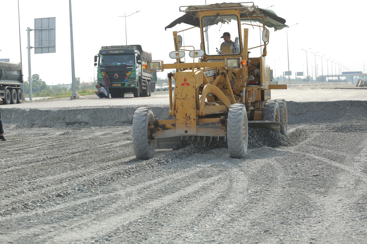 Nhiều nhà thầu đang tập trung máy móc, nhân công để hoàn thành dự án đúng theo kế hoạch đề ra. Ảnh: Đ.Xá.