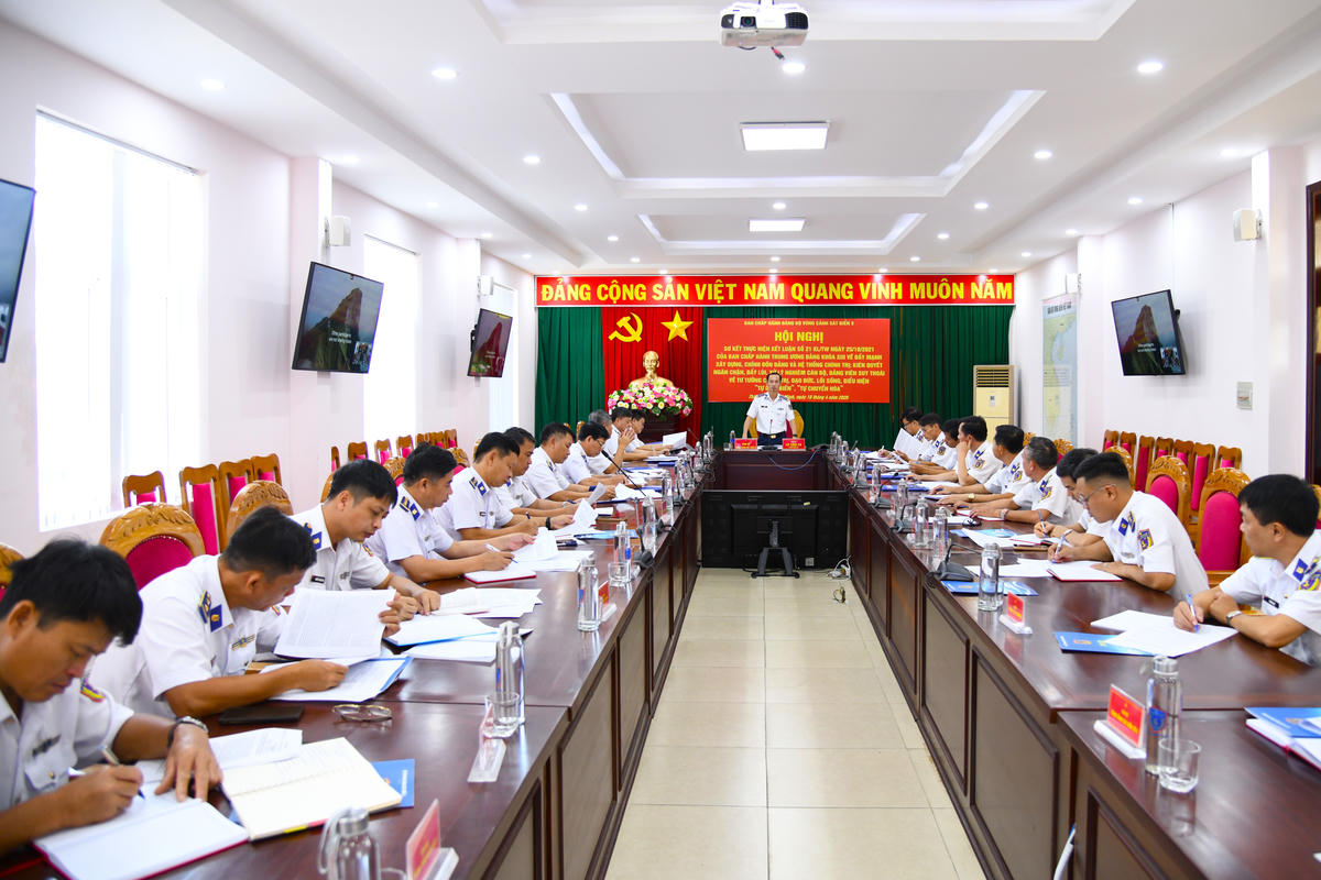 Hội nghị do&nbsp;Đại tá Lê Văn Tú, Bí thư Đảng ủy Vùng Cảnh sát biển 3 chủ trì. Ảnh: Huấn Định.