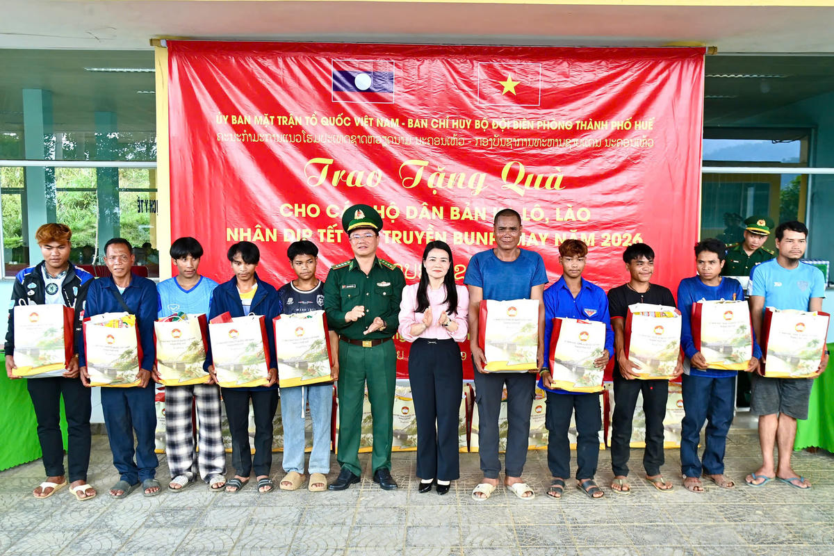 Đại diện lãnh đạo Ủy ban MTTQ Việt Nam thành phố Huế và Ban Chỉ huy BĐBP thành phố tặng quà cho người dân nhân dịp Tết Bunpimay. Ảnh: V.T.