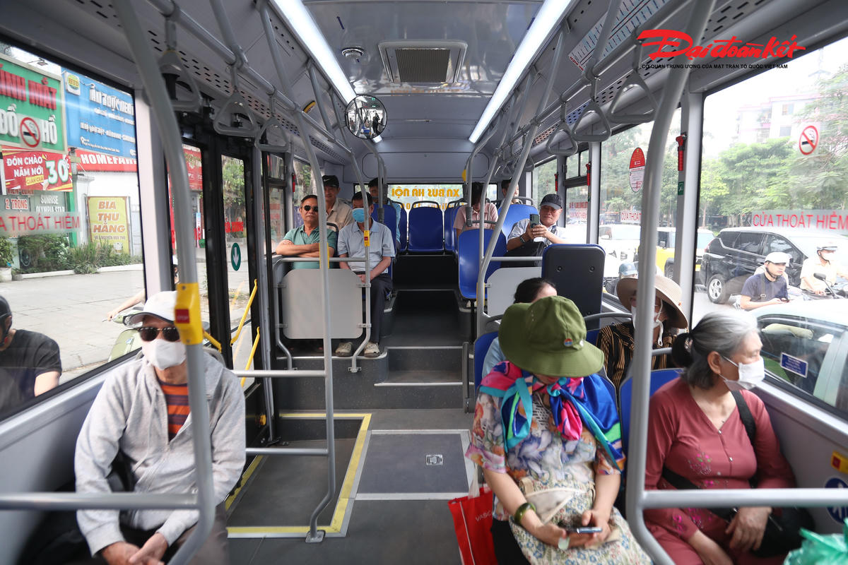 Theo ghi nhận của PV Báo Đại Đoàn Kết, sau hơn 10 ngày đi vào hoạt động, các tuyến buýt điện này đã nhận được nhiều phản hồi tích cực từ người dân. Ấn tượng chung của hành khách là phương tiện mới sạch sẽ, không có mùi nhiên liệu, vận hành êm ái và ít tiếng ồn, tạo cảm giác dễ chịu trong suốt hành trình.