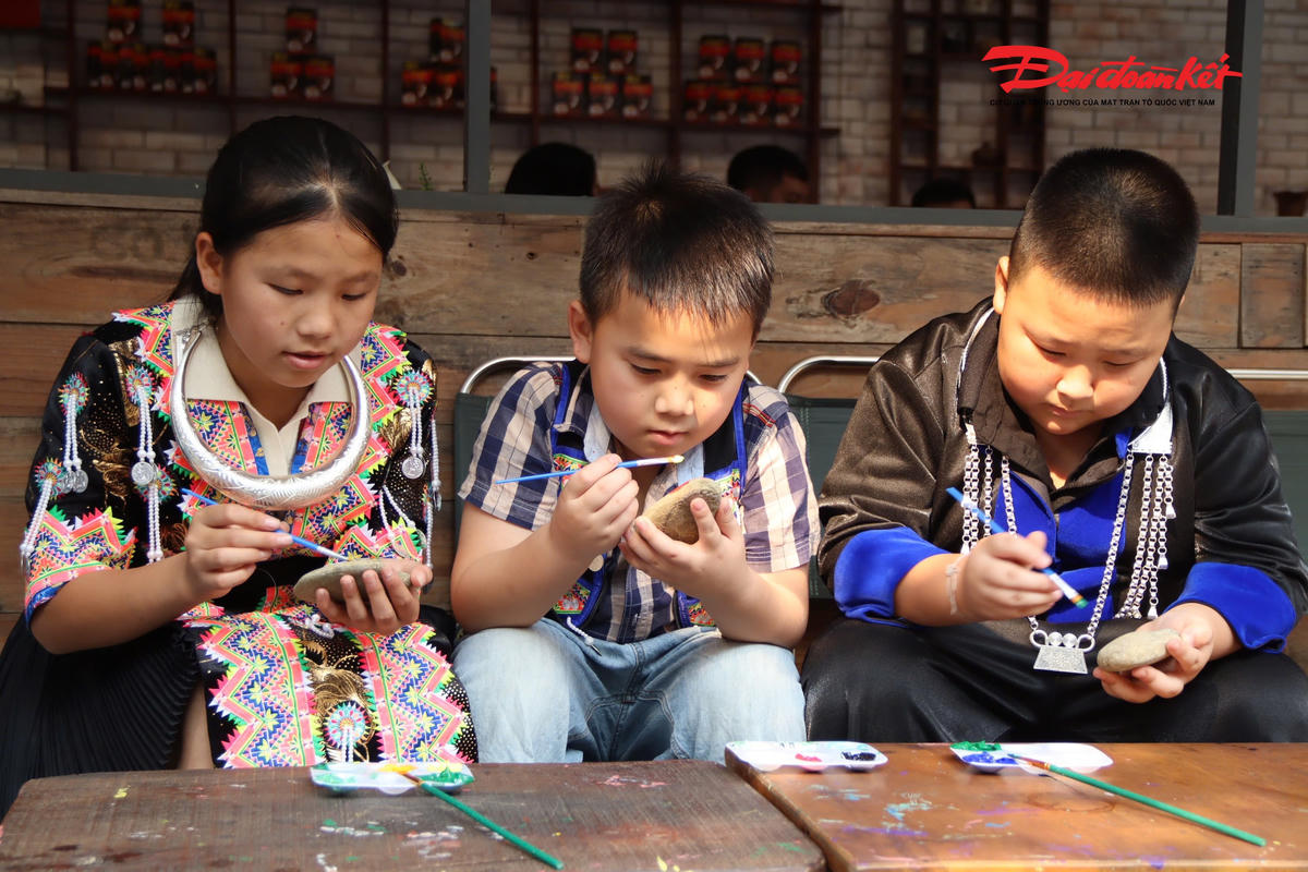 Những viên đá nhỏ viết nên ước mơ tuổi thơ vùng cao