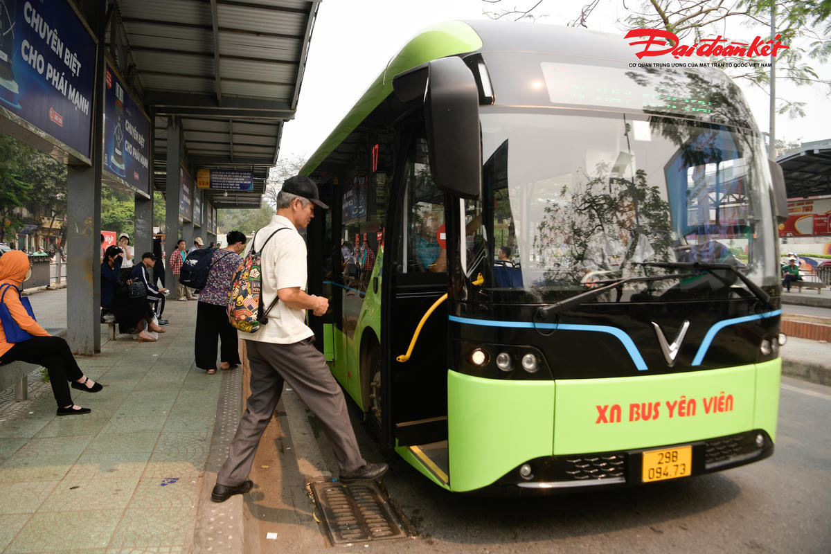 Tương tự, tại tuyến buýt số 17, nhiều hành khách cũng bày tỏ sự hài lòng khi được trải nghiệm phương tiện mới sạch sẽ, vận hành êm ái và mang lại cảm giác thoải mái hơn trong suốt hành trình.