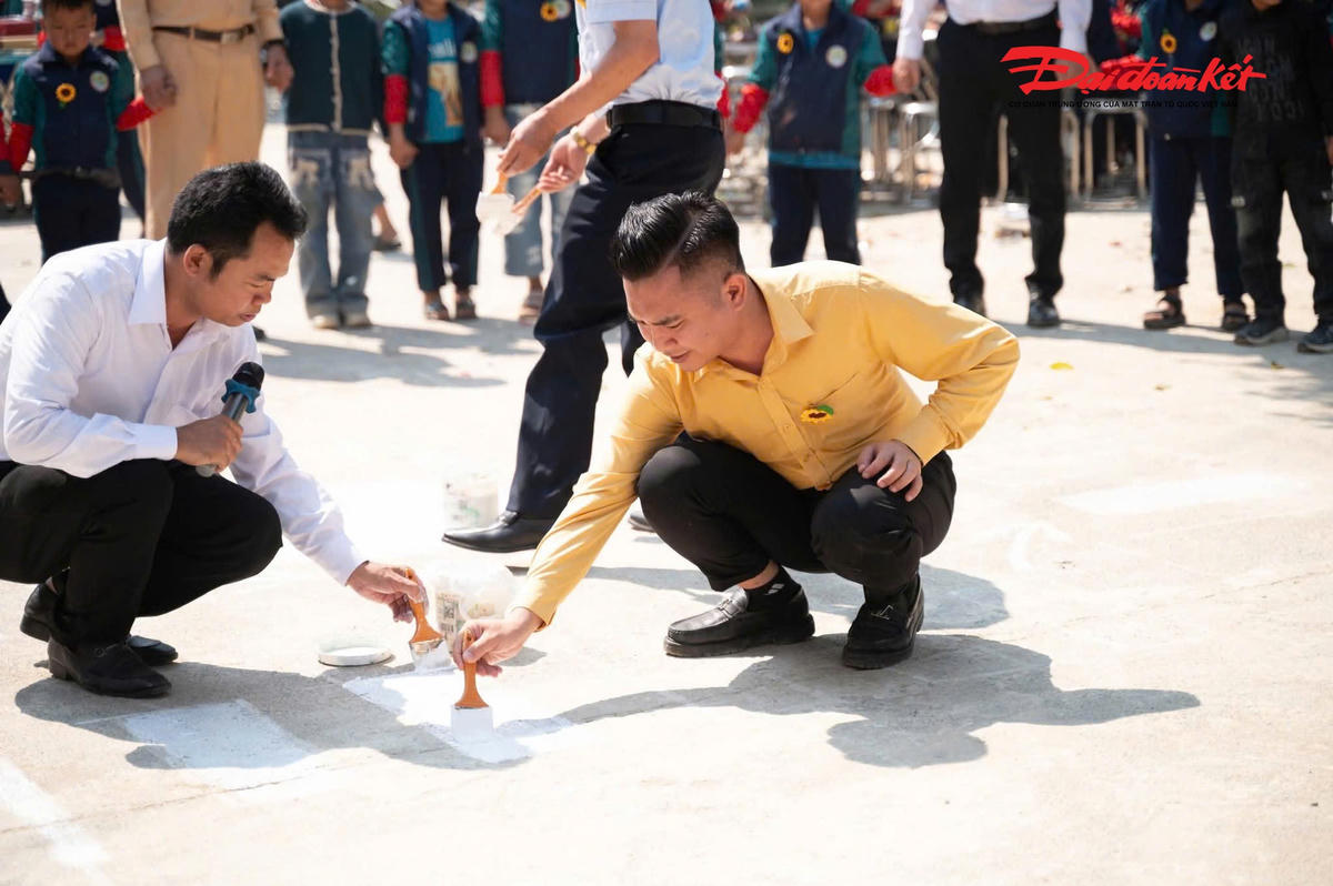 Tại chương trình, ông&nbsp;Hoàng Nguyễn Trọng Dũng - Tổng Giám đốc Hoàng Gia Phát Group triển khai thực hiện&nbsp;sân chơi cho trẻ em vùng cao.