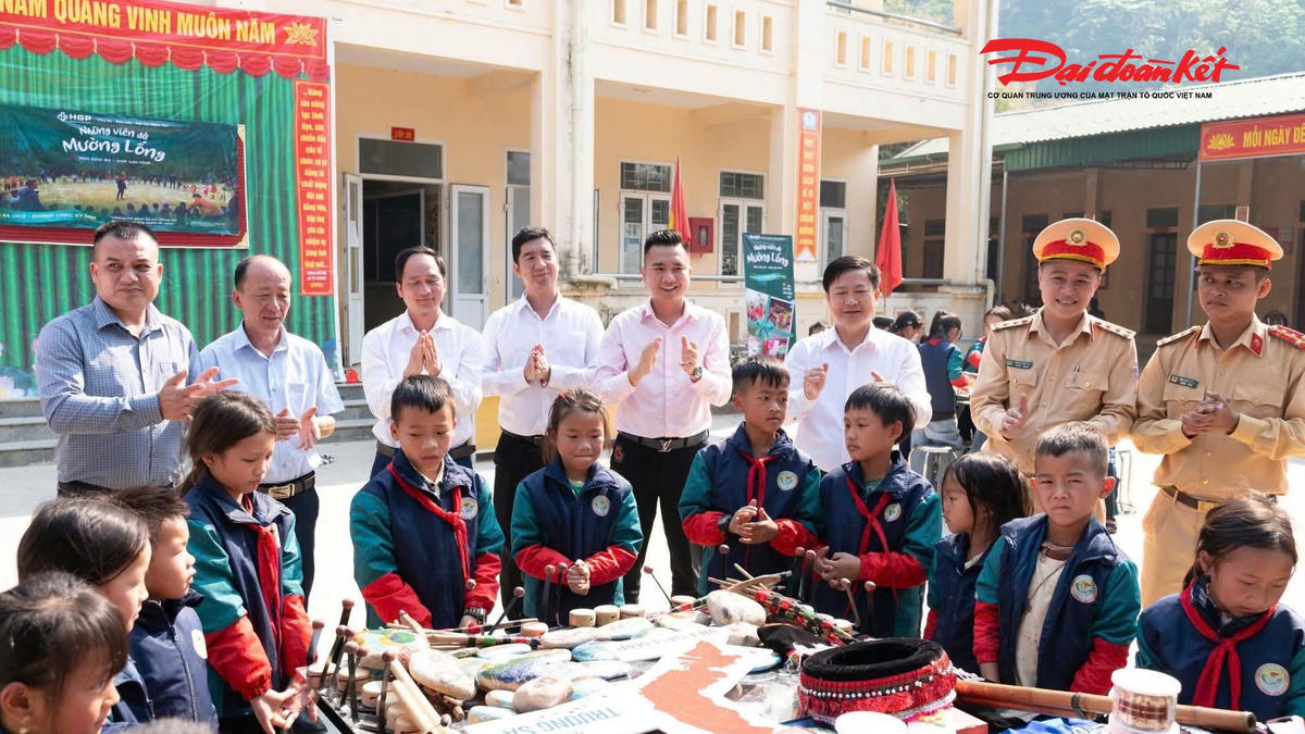 Cùng với sự tham gia của đại diện các tổ chức, đơn vị trên địa bàn. Ảnh: Mr D