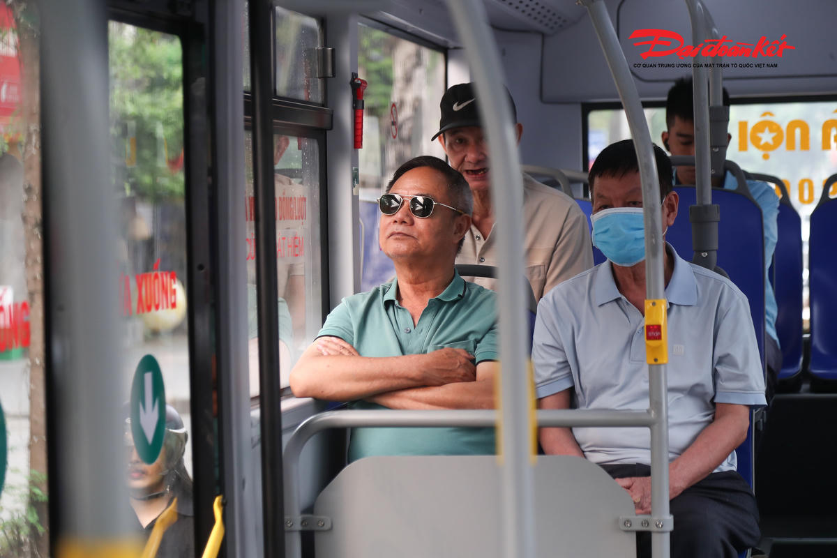 Người dân Thủ đô thư thả di chuyển trên xe buýt điện hiện đại, thân thiện môi trường sau khi các tuyến chuyển đổi sang phương tiện xanh.