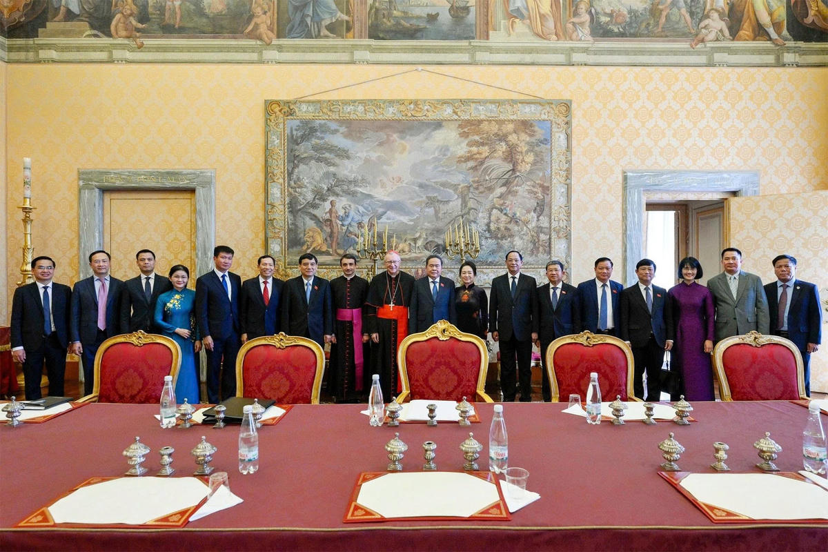 Chủ tịch Quốc hội Trần Thanh Mẫn và Phu nhân, Thủ tướng Tòa thánh Vatican Pietro Parolin, cùng các đại biểu tham dự cuộc hội kiến chụp ảnh lưu niệm