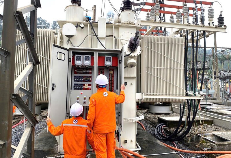 Công ty Điện lực Nghệ An tổ chức rà soát toàn diện hệ thống lưới điện chuẩn bị cho mùa nắng nóng.