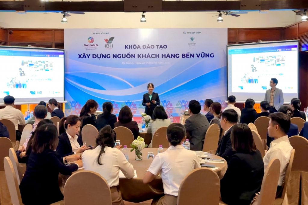 Chi hội Khách sạn Đà Nẵng phối hợp Học viện đào tạo mến khách IBH tổ chức khóa đào tạo “Xây dựng nguồn khách hàng bền vững” cho các đơn vị khách sạn hội viên. Ảnh: Nguyễn Tú.