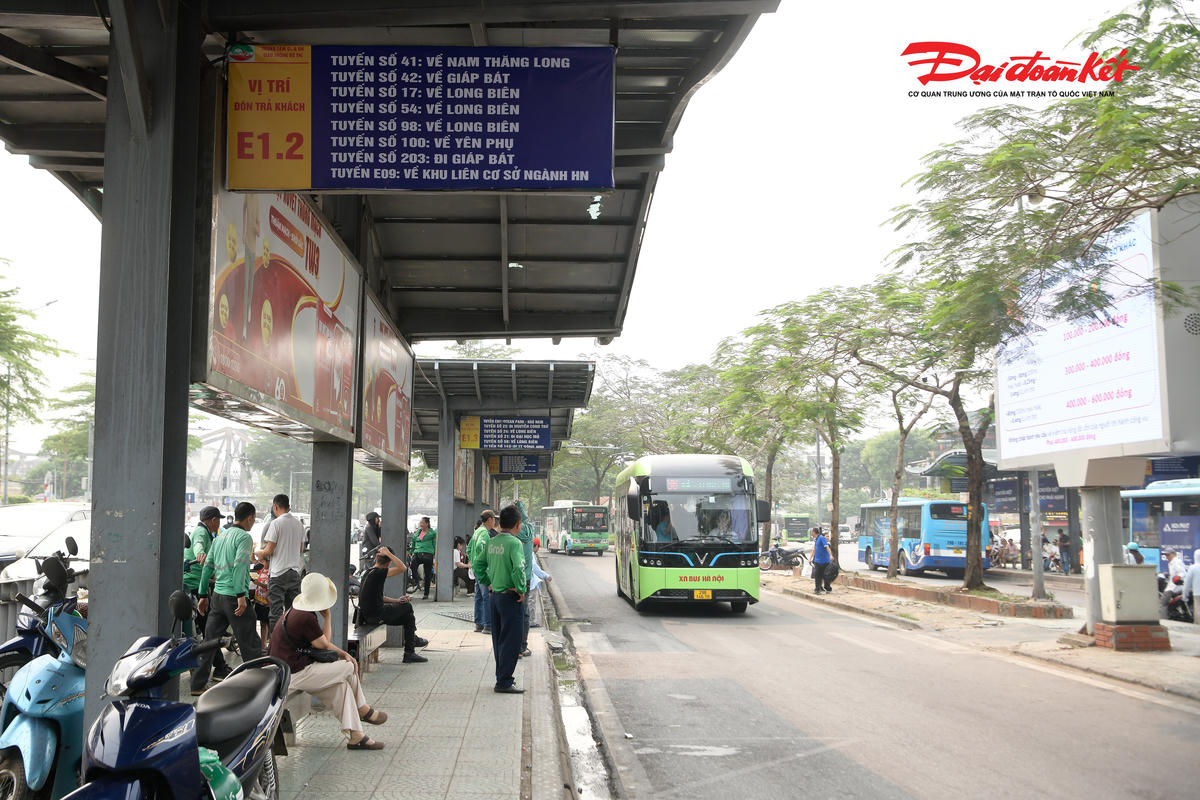Trong đợt điều chỉnh lần này là việc Transerco chính thức đưa vào vận hành 56 xe buýt điện cỡ trung bình trên các tuyến 15 (Bến xe Gia Lâm – Phố Nỉ, Sóc Sơn), tuyến 17 (Long Biên – Nội Bài) và tuyến 36 (Long Biên – Yên Xá). Đây được xem là bước đi cụ thể trong lộ trình chuyển đổi phương tiện xanh, giảm phát thải trong hoạt động vận tải hành khách công cộng của Thủ đô.