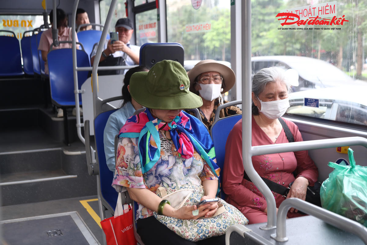 Hà Nội: 56 xe buýt điện cỡ trung bình vận hành ra sao sau hơn 10 ngày hoạt động?