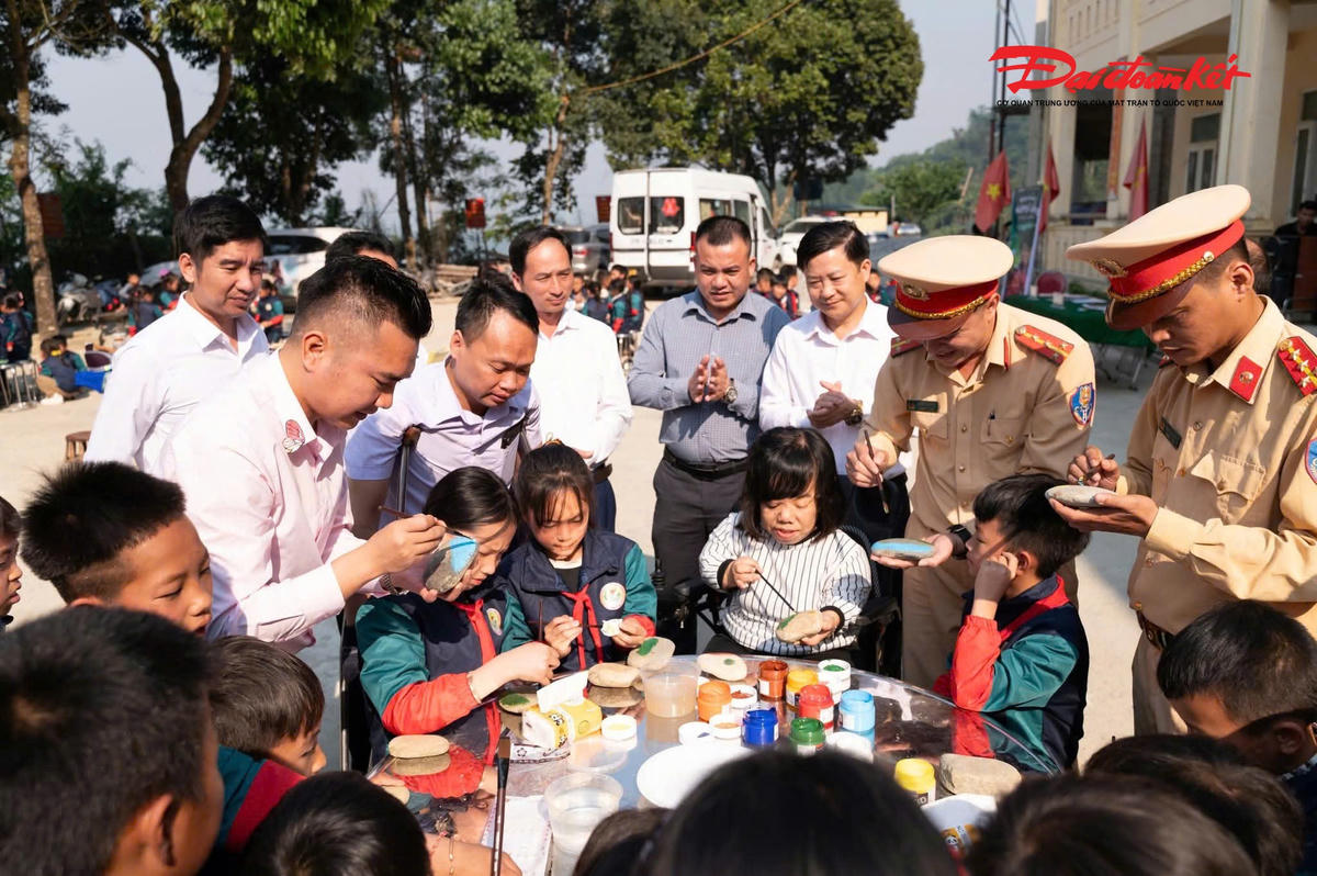 Tiếp tục với thành công tại buổi&nbsp;Workshop&nbsp; “Stone For Playgrounds - Một viên đá - một sân chơi”. Ngày 10/4, tại Trường Tiểu học Mường Lống, xã Mường Lống (Nghệ An), Hoàng Gia Phát Group đã&nbsp;phối hợp với Ủy ban Đoàn kết Công giáo tỉnh Nghệ An, Phòng CSGT Công an tỉnh Nghệ An, Hội Người khuyết tật tỉnh Nghệ An cùng các họa sĩ, thầy cô tổ chức chương trình “Những viên đá Mường Lống – Vẽ hôm nay, xây ngày mai”. Ảnh: Mr D