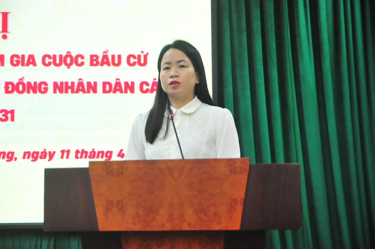 Phó Chủ tịch MTTQ Việt Nam tỉnh Tuyên Quang Trần Thị Hoàn trình bày Báo cáo Tổng kết tại Hội nghị.