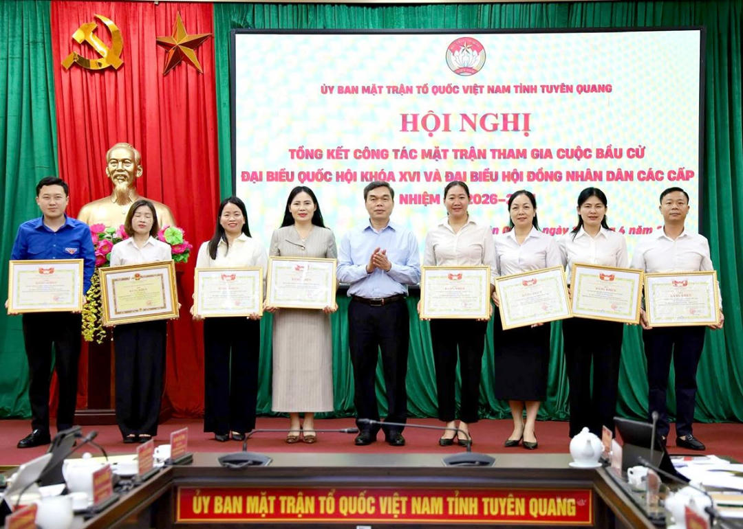 Ông Ma Thế Hồng, Phó Bí thư Tỉnh ủy, Chủ tịch Ủy ban MTTQ Việt Nam tỉnh Tuyên Quang trao Bằng khen cho các tập thể có thành tích xuất sắc.