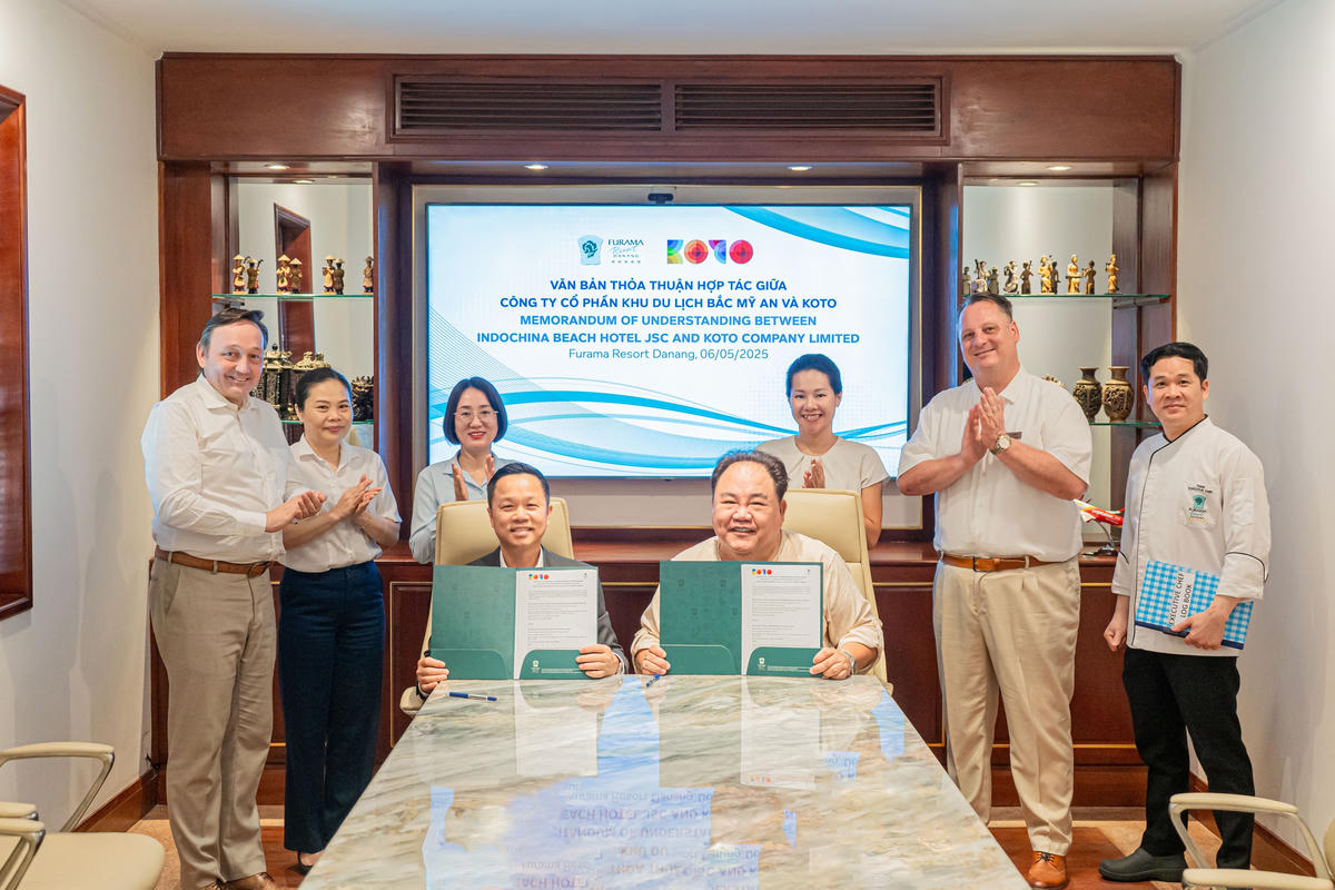 Quần thể du lịch quốc tế Furama - Ariyana Đà Nẵng ký kết với Tổ chức phi lợi nhuận toàn cầu KOTO để đào tạo nghề du lịch cho thanh thiếu niên có hoàn cảnh khó khăn. Ảnh: Nguyễn Tú.