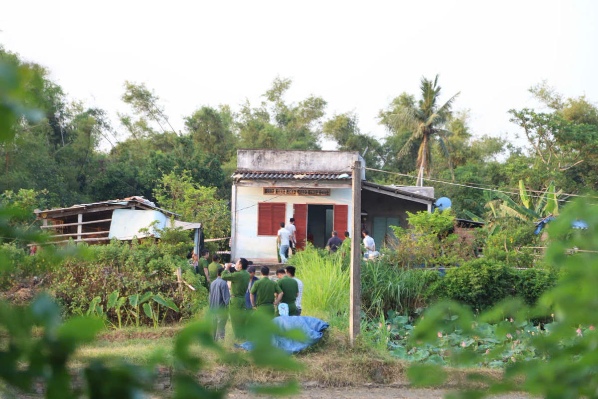 Lực lượng Công an đang khám nghiệm hiện trường vụ phát hiện 4 thi thể trong ngôi nhà. Ảnh: CV.