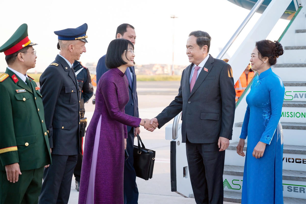 Đại sứ Việt Nam tại Italia Nguyễn Phương Anh và cán bộ, nhân viên Đại sứ quán đón Chủ tịch Quốc hội Trần Thanh Mẫn và Phu nhân tại sân bay Ciampino, Rome