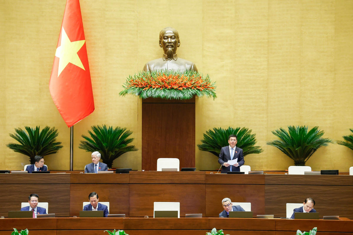 Phó Chủ tịch Quốc hội Nguyễn Hồng Diên điều hành phiên làm việc chiều của Quốc hội.