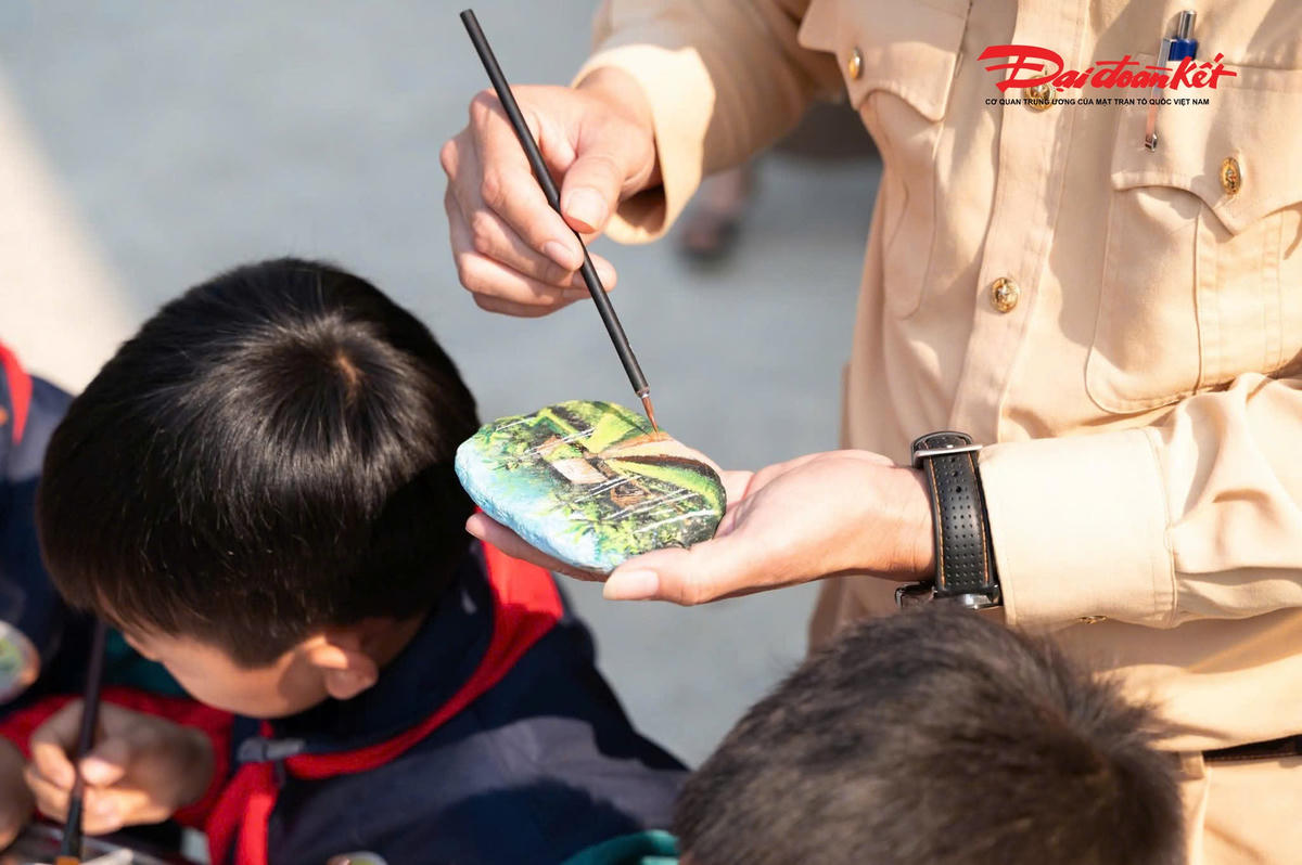 Ông Hoàng Nguyễn Trọng Dũng - Tổng Giám đốc Hoàng Gia Phát Group; đại diện lực lượng CSGT Công an Nghệ An tham gia vẽ đá tại chương trình. Ảnh: Mr D