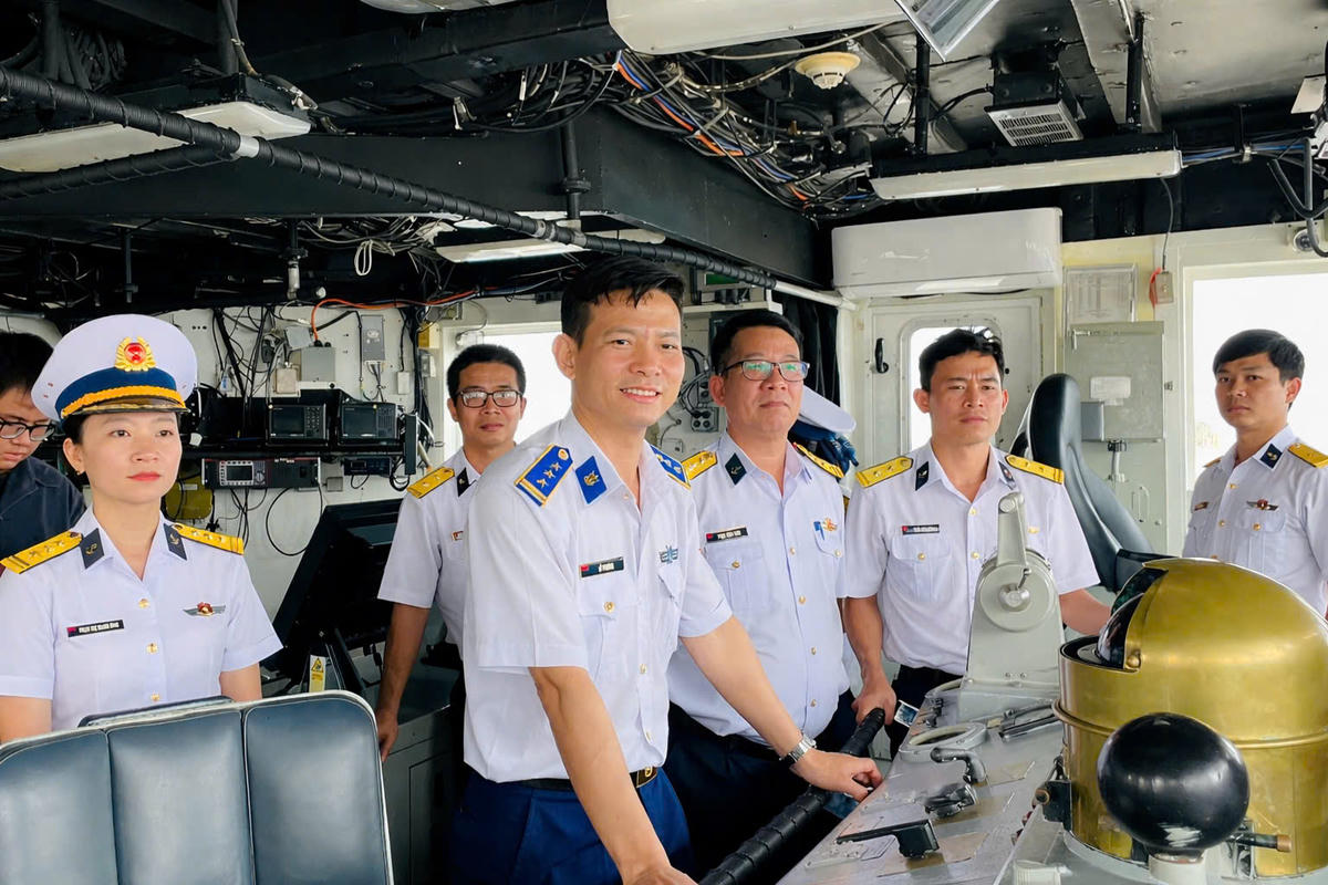 Quang cảnh hoạt động tham quan, chia sẻ kinh nghiệm tại Hải đoàn 32. Ảnh: Hữu Nội.