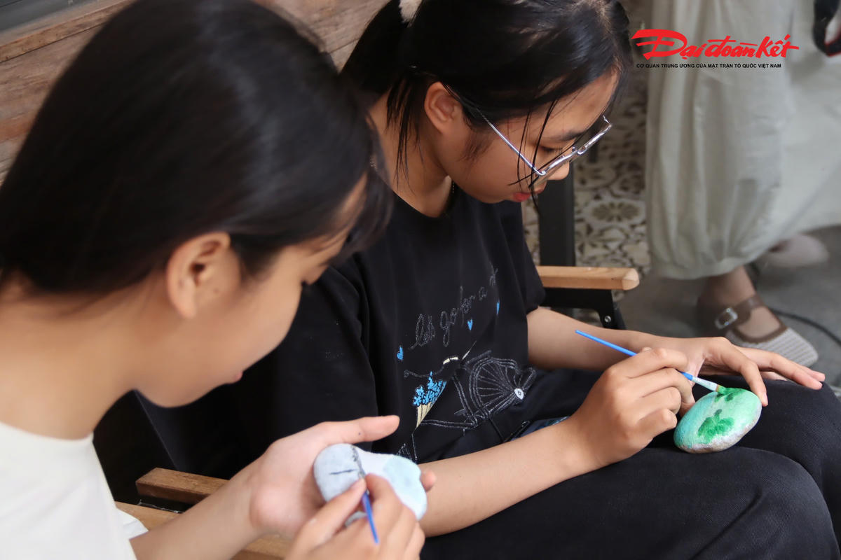 Các em học sinh tham gia vẽ đá tại chương trình&nbsp;workshop “Stone For Playgrounds - Một viên đá - một sân chơi” ngày 5/4 vừa qua. Ảnh: ĐB