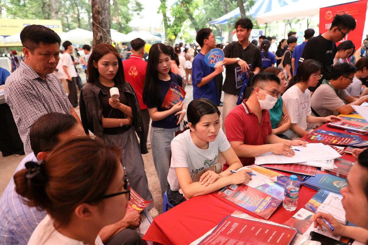 Thí sinh tìm hiểu thông tin tuyển sinh của trường đại học.