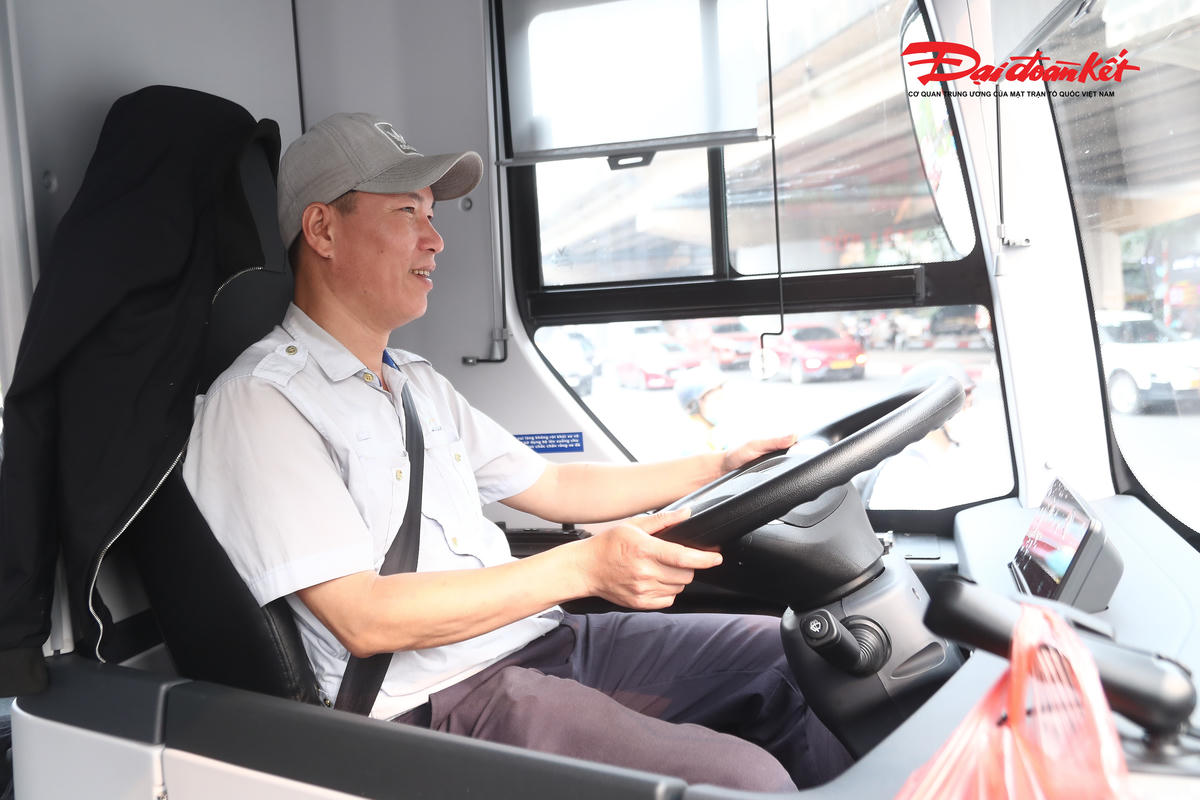 Chia sẻ với phóng viên, tài xế tuyến buýt số 36 cho biết, từ khi đưa xe điện vào hoạt động, lượng hành khách có xu hướng tăng lên. Việc điều khiển xe cũng nhẹ nhàng hơn, vận hành êm ái, không còn tiếng ồn như trước. Các trang thiết bị trên xe được đầu tư hiện đại; đặc biệt, hệ thống nút bấm dừng được bố trí gần ghế ngồi giúp hành khách chủ động và thuận tiện hơn trong quá trình di chuyển.