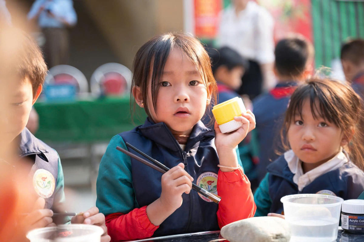 Chương trình đã tổ chức hoạt động vẽ đá cho 170 học sinh, đồng thời triển khai những bước đầu tiên để xây dựng sân chơi ngay tại trường.