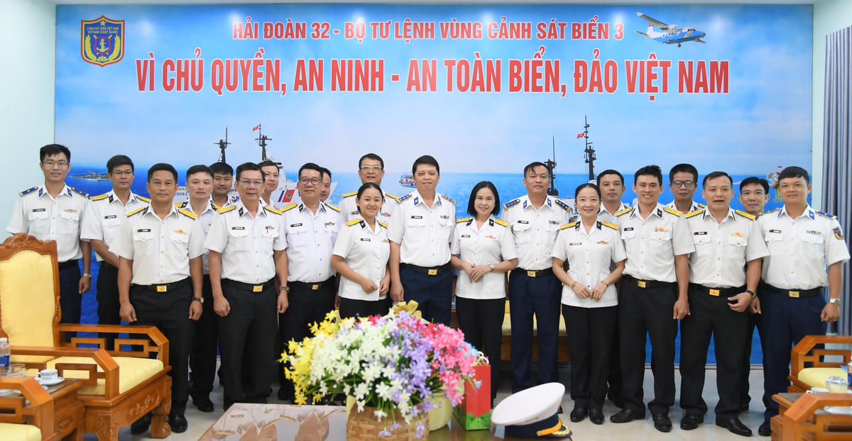 Các cán bộ, chiến sĩ hai đơn vị chụp ảnh lưu niệm. Ảnh: Hữu Nội.