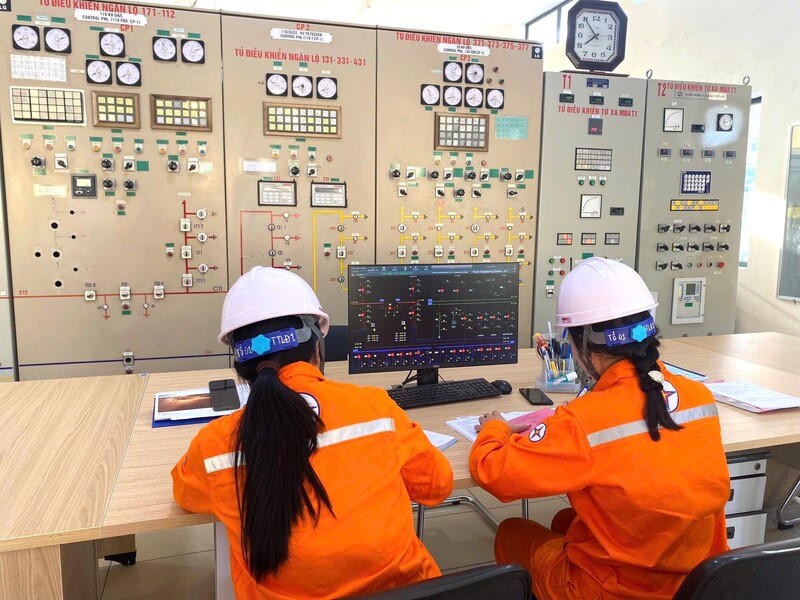 Cán bộ, nhân viên tại các trung tâm điều khiển, hệ thống điều khiển từ xa cho phép theo dõi tình trạng vận hành theo thời gian thực, giúp các đơn vị nhanh chóng phát hiện những dấu hiệu bất thường, kịp thời khoanh vùng sự cố và triển khai phương án xử lý.