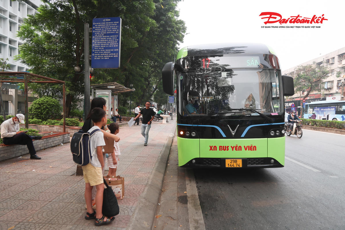 Hà Nội: 56 xe buýt điện cỡ trung bình vận hành ra sao sau hơn 10 ngày hoạt động?