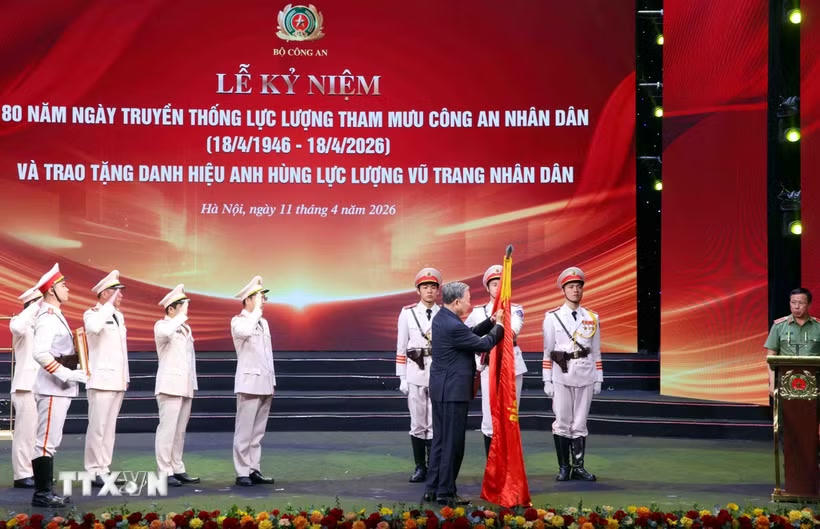 Tổng Bí thư, Chủ tịch nước Tô Lâm trao Danh hiệu Anh hùng lực lượng vũ trang nhân dân tặng Văn phòng Bộ Công an. (Ảnh: Phạm Kiên/TTXVN).