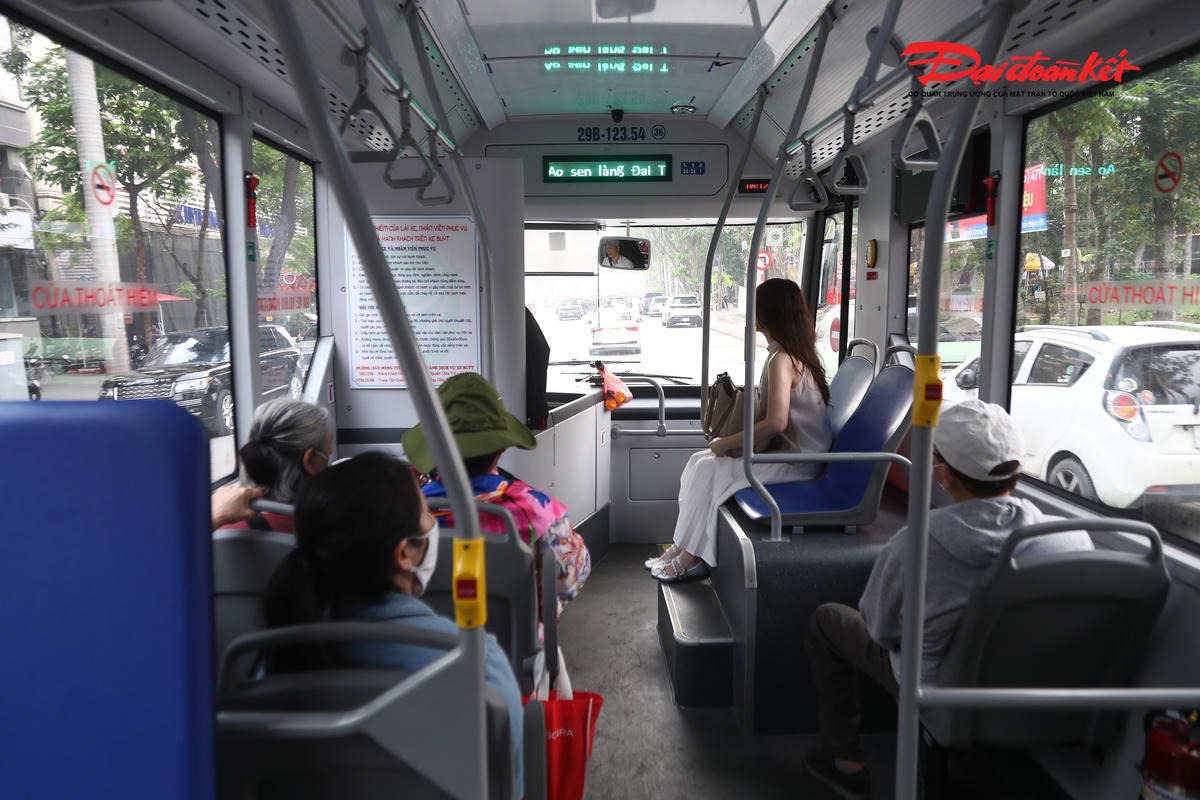 Chia sẻ với PV, chị Nguyễn Thị Thương (trú tại khu đô thị Linh Đàm) cho biết: “Tôi thường xuyên đi tuyến 36 từ Long Biên về Linh Đàm. Trước đây xe chạy dầu diesel nên khá ồn và có mùi, còn nay chuyển sang xe điện thấy khác hẳn. Xe mới hiện đại, có bảng điện tử thông báo điểm dừng nên rất tiện. Giá vé không thay đổi mà chất lượng tốt hơn thì chắc chắn nhiều người sẽ lựa chọn xe buýt thay vì phương tiện cá nhân".