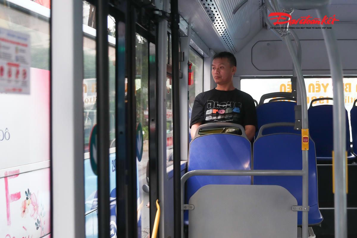 Hà Nội: 56 xe buýt điện cỡ trung bình vận hành ra sao sau hơn 10 ngày hoạt động?