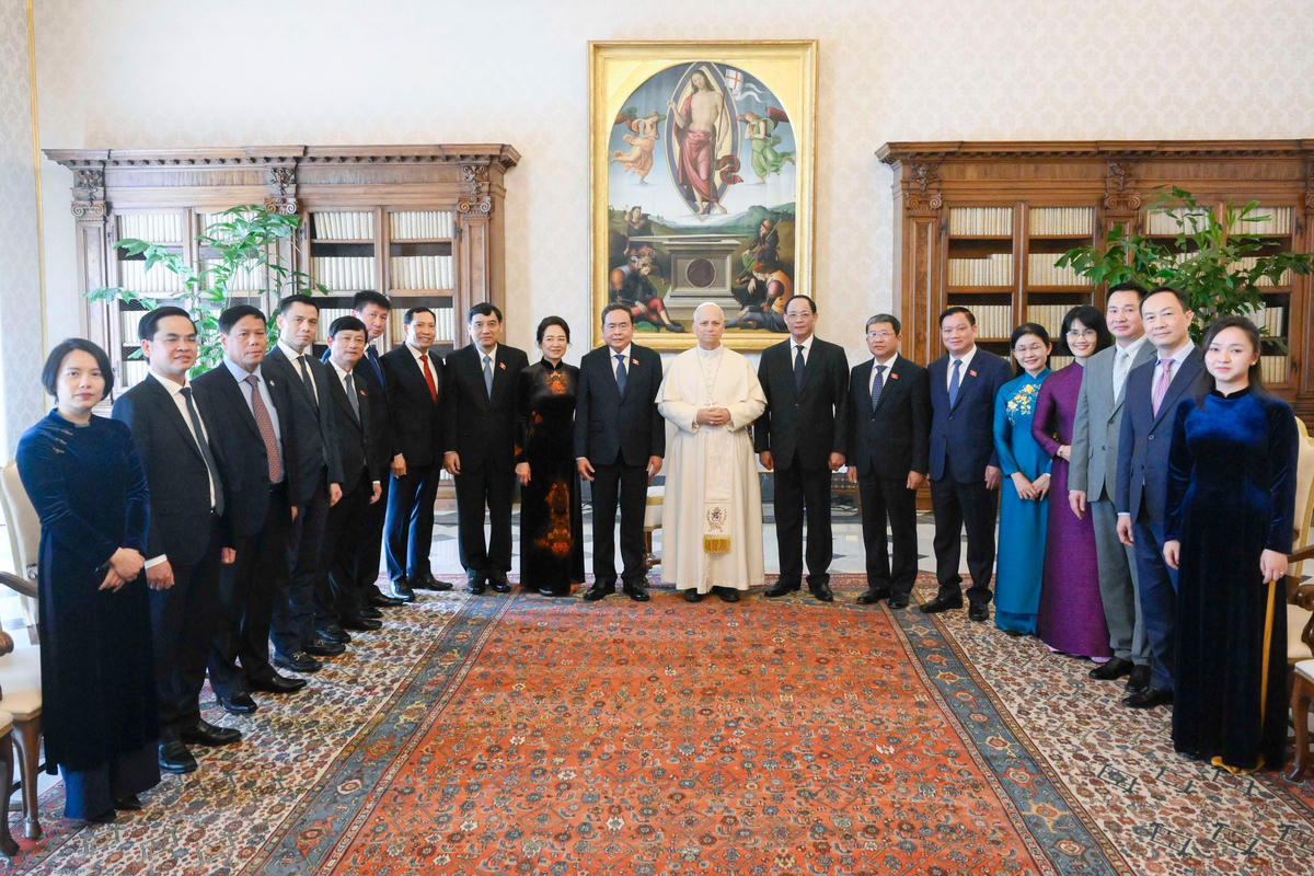 Chủ tịch Quốc hội Trần Thanh Mẫn và Phu nhân, Giáo hoàng Leo XIV, cùng các đại biểu tham dự cuộc hội kiến chụp ảnh lưu niệm